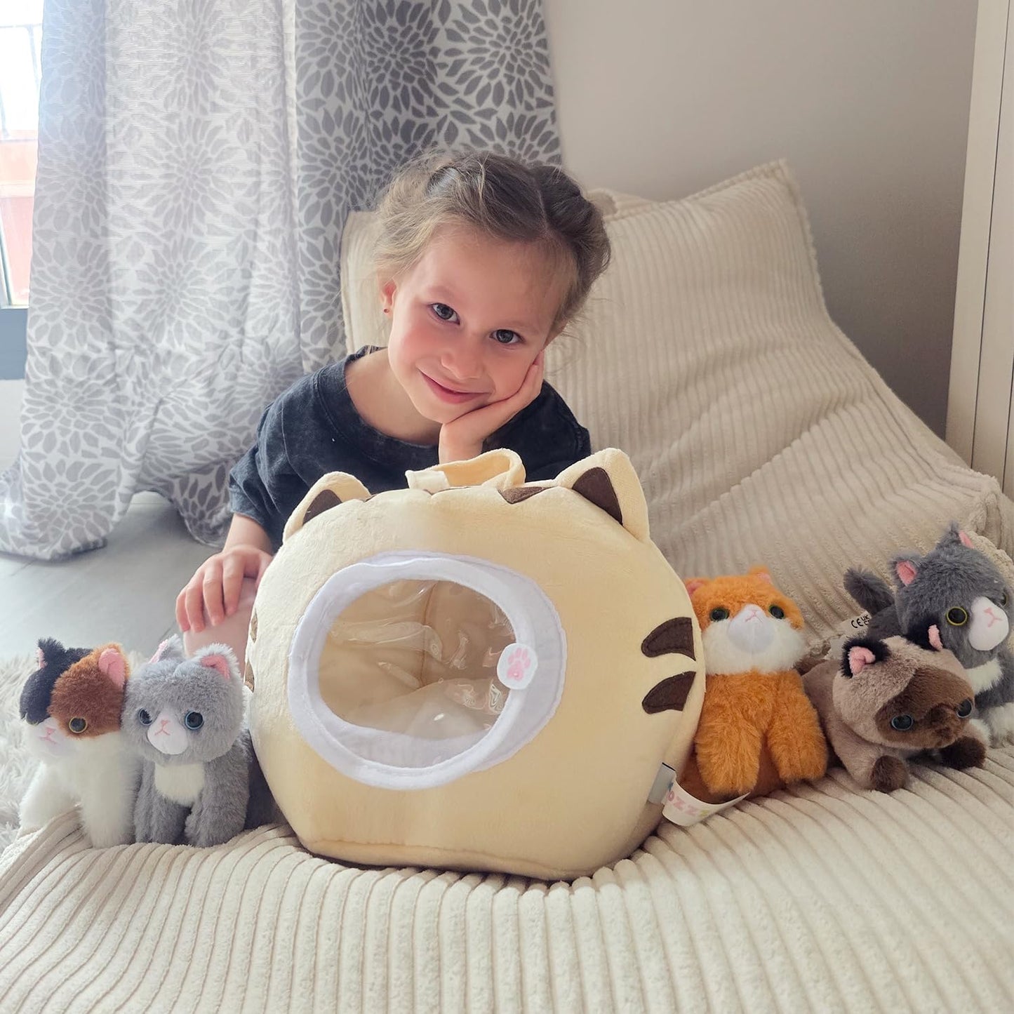 OUOZZZ Cat Stuffed Animal House – Plush Kitten Toy Set with 5 Soft Cats – Interactive & Travel-Friendly Kitties Carrier Playset for Toddlers & Kids – Huggable, Portable Birthday Gift for Baby Girls