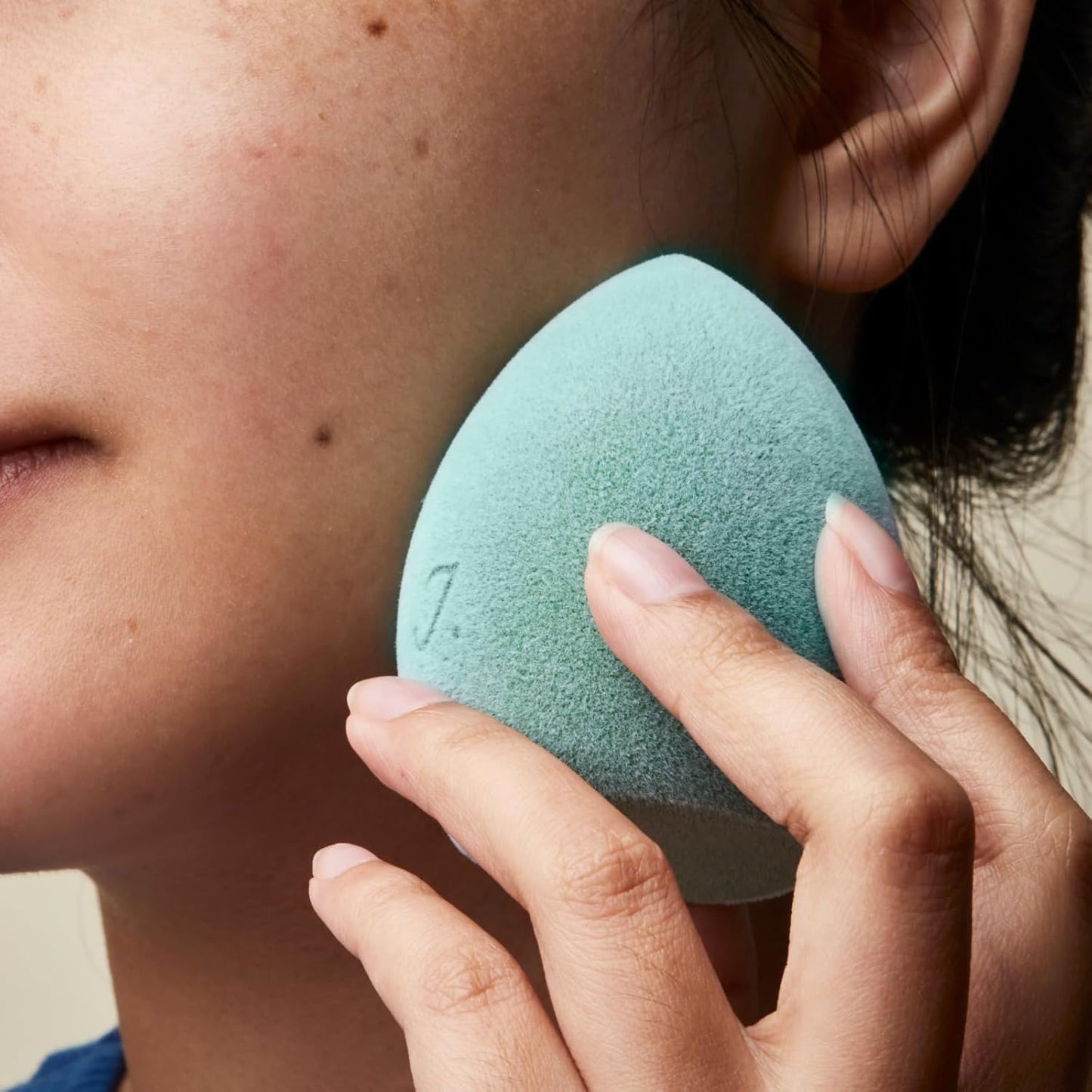 JUNO & Co. Microfiber Makeup Sponge, Dual Layer Technology for Full Coverage Flawless Makeup Blender for Foundation, Powder and Cream (Bamboo Style and Green Color)