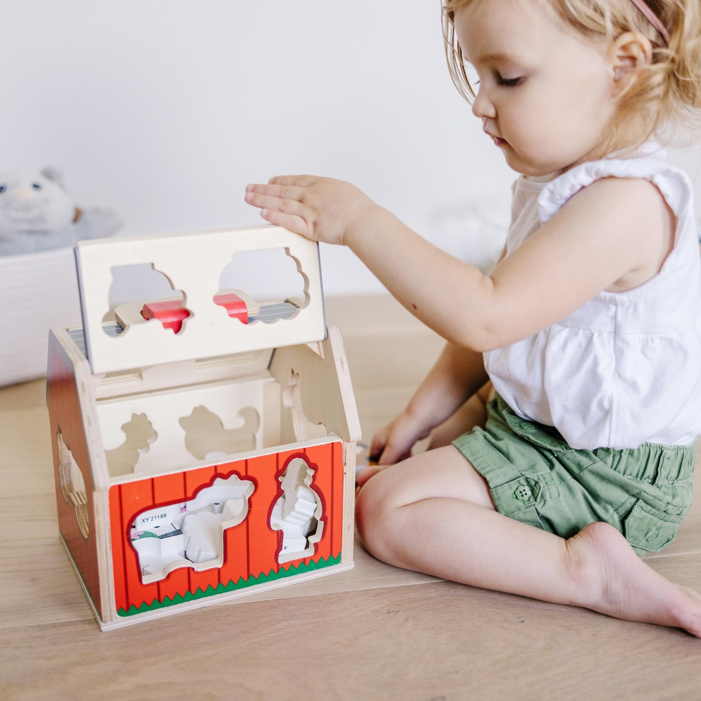 Melissa & Doug Take-Along Wooden Toy Barn, 11-Pc Portable Toddler Playset with Farm Animals & Pop-Up Roof, Preschool Learning Toys for Girls & Boys 2+